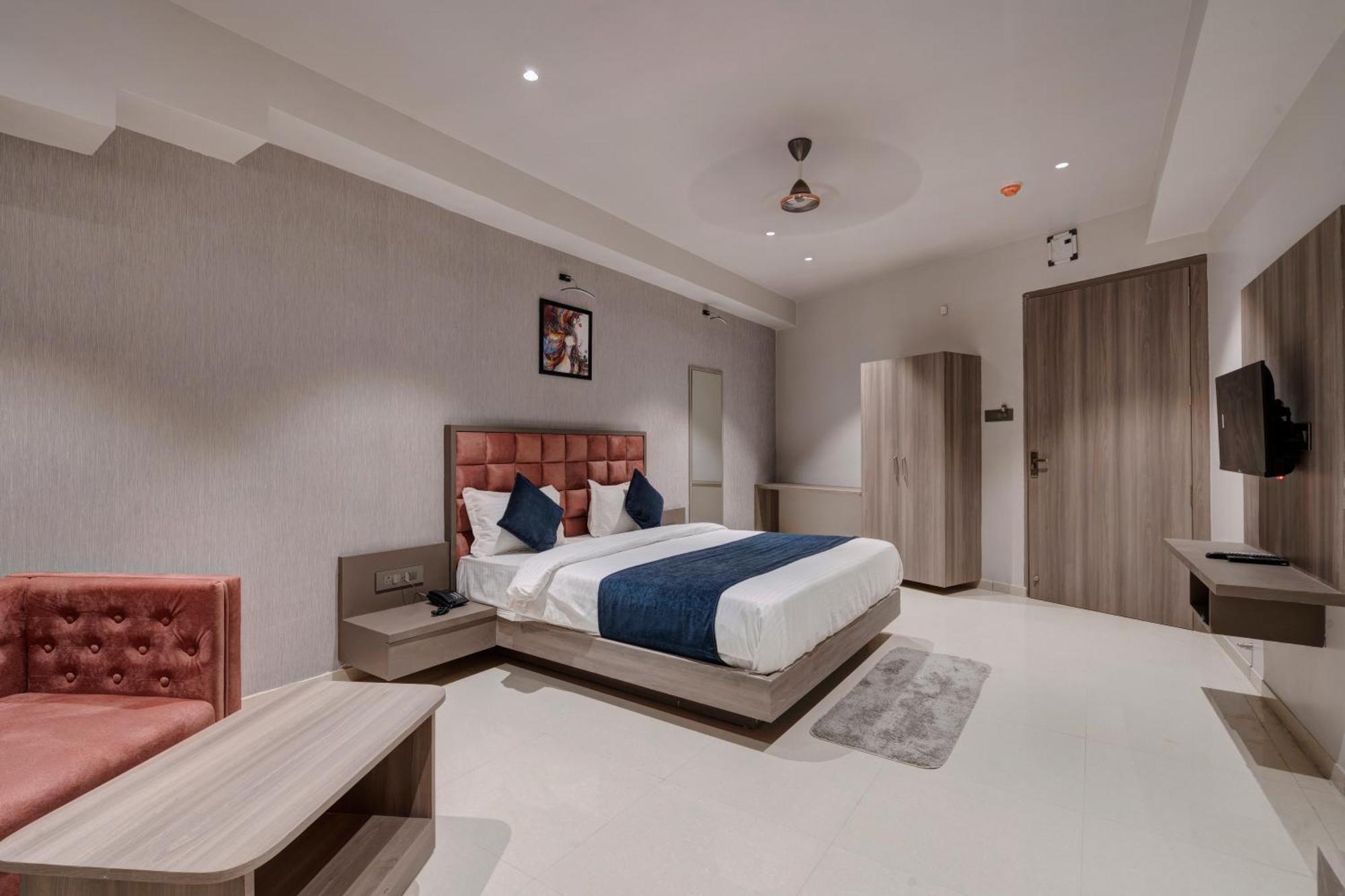 Hotel Sparsh Divine Ахмедабад Экстерьер фото