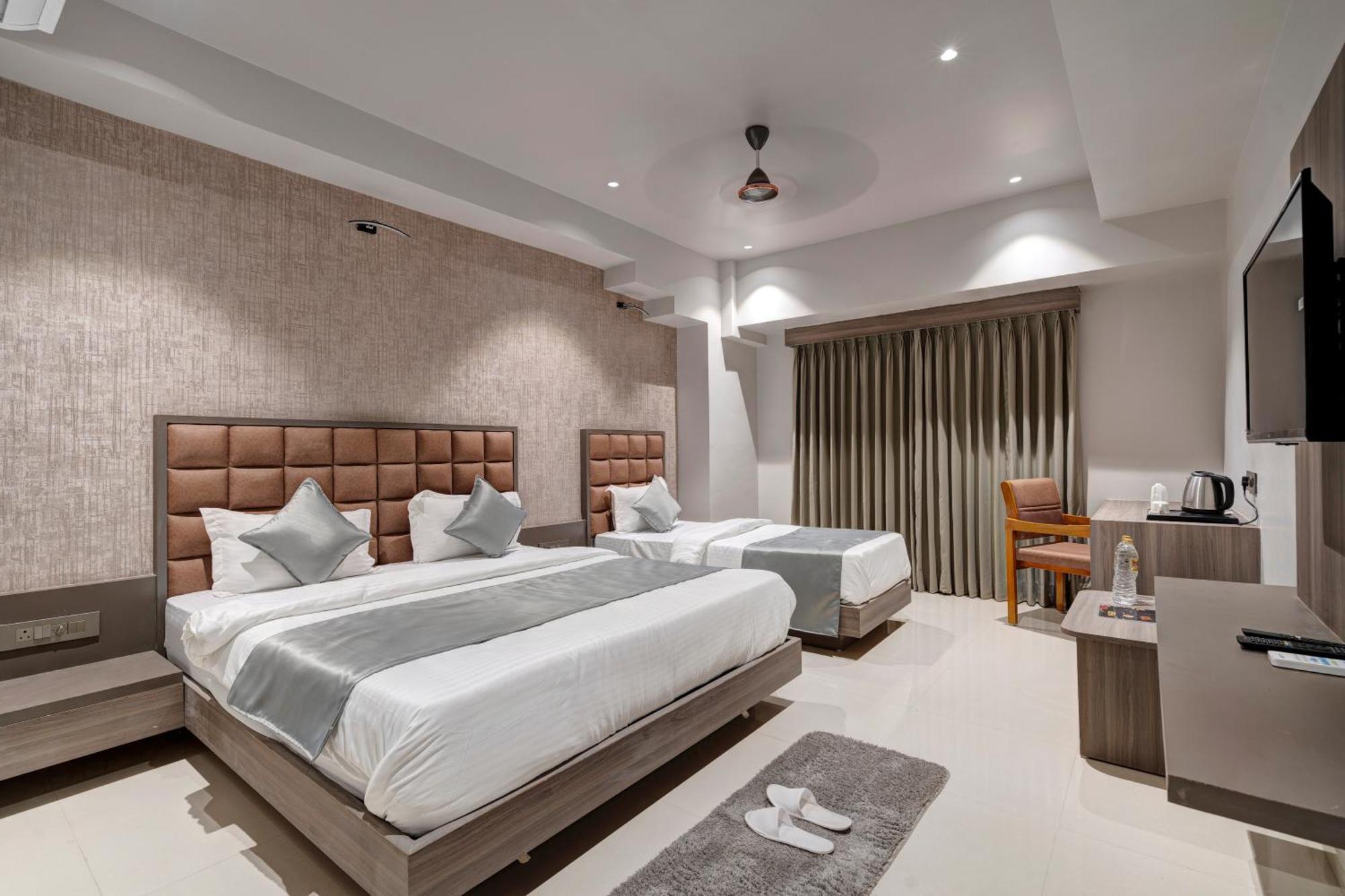 Hotel Sparsh Divine Ахмедабад Экстерьер фото
