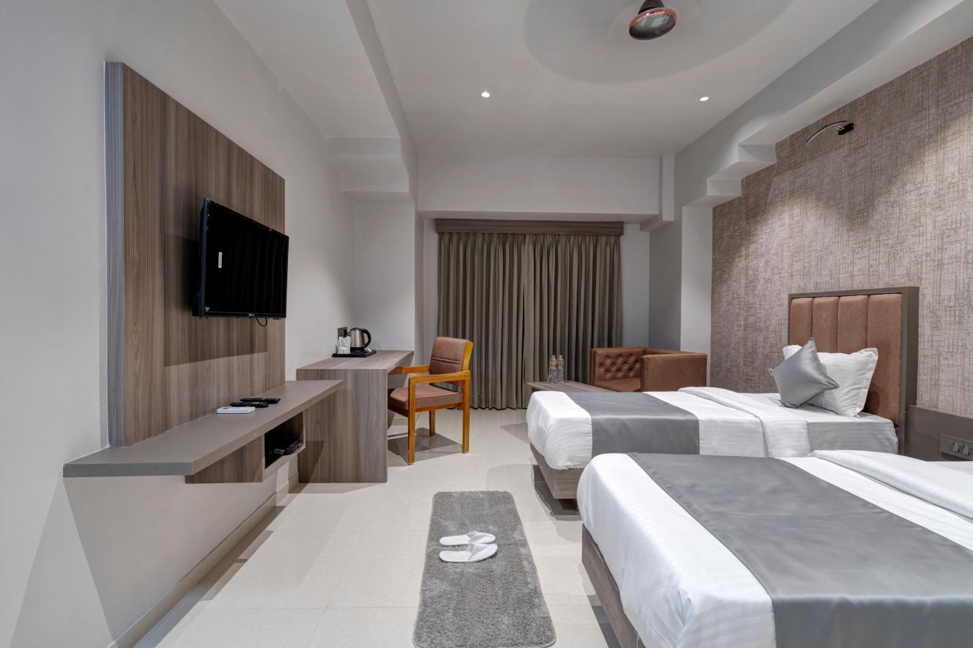 Hotel Sparsh Divine Ахмедабад Экстерьер фото