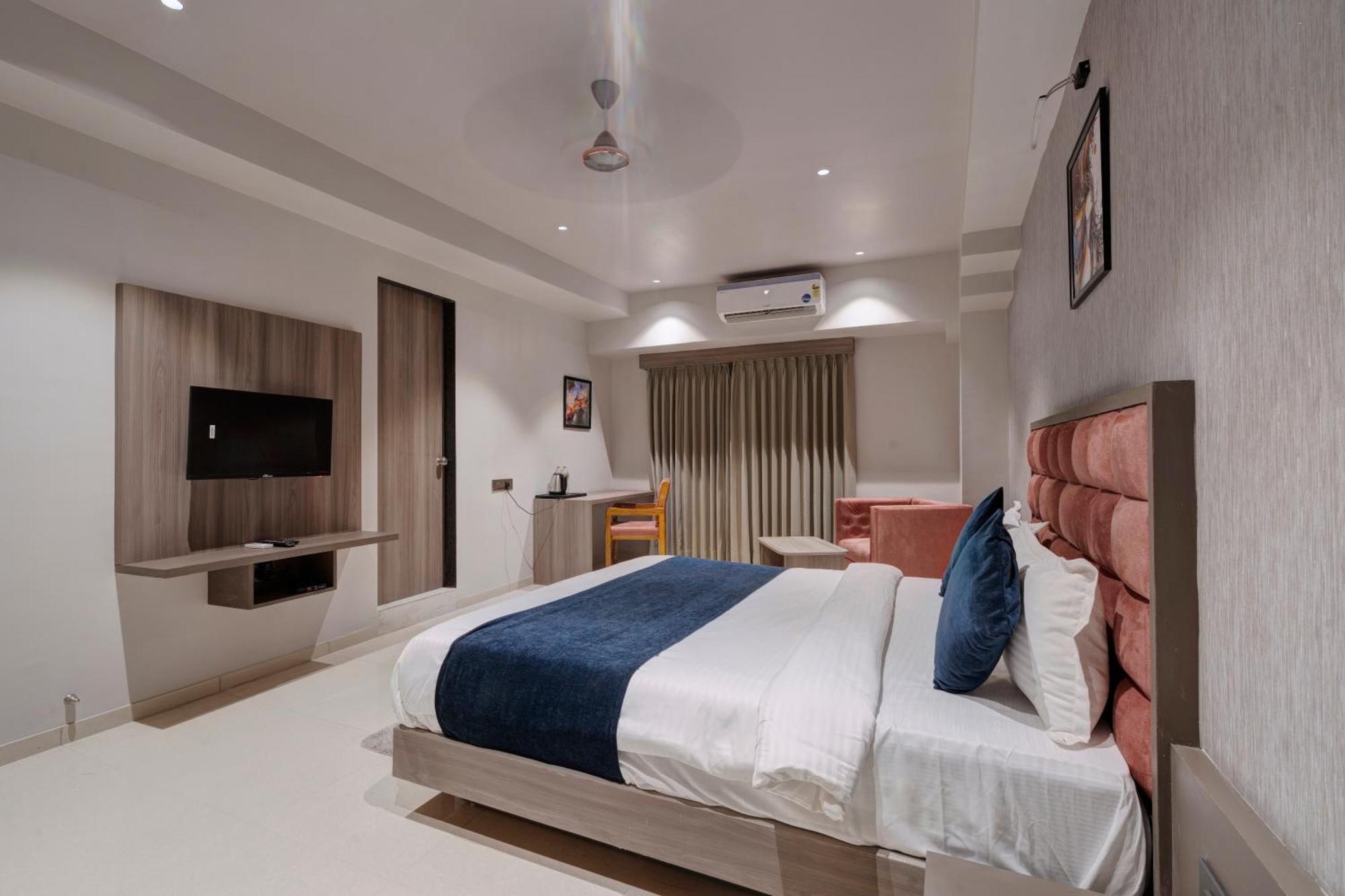 Hotel Sparsh Divine Ахмедабад Экстерьер фото